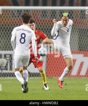 Der Provinz Hunan Changsha, China. 23. März 2017. Südkoreas Kim Shin Wook (R) kickt den Ball die 2018 Russland WM-Qualifikationsspiel gegen China in Changsha, Hunan-Provinz Zentral-China, 23. März 2017. Südkorea verloren 0-1. Bildnachweis: Ding Xu/Xinhua/Alamy Live-Nachrichten Stockfoto