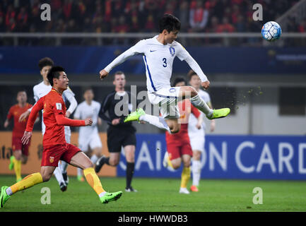 Der Provinz Hunan Changsha, China. 23. März 2017. Südkoreas Kim Jin Su (R) kickt den Ball die 2018 Russland WM-Qualifikationsspiel gegen China in Changsha, Hunan-Provinz Zentral-China, 23. März 2017. Südkorea verloren 0-1. Bildnachweis: Li Ga/Xinhua/Alamy Live-Nachrichten Stockfoto