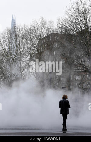 London, UK. 23. März 2017. Mitglieder der Öffentlichkeit Freude am Umgang mit "versuche ich, die Natur sprechen lassen" von Fujiko Nakaya, eine interaktive, immersive Nebel Skulptur, derzeit auf dem Display in der Tate Modern. Das Kunstwerk ist Teil des zweiwöchigen BMW "Zehn Tage, sechs Nächte" Ereignis. Bildnachweis: Stephen Chung/Alamy Live-Nachrichten Stockfoto