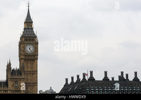 Westminster, London, UK 23. März 2017 allgemeine Anzeigen von Big Ben nach dem Terroranschlag in Westminster, London. Scotland Yard hat am 23. März 2017 Polizei bei Razzien über Nacht in Birmingham London und anderswo im Land nach dem Terroranschlag in Westminister Schlosspark und auf Westminster Bridge am 22. März 2017 verlassen vier Menschen tot, einschließlich des Angreifers und 29 Menschen verletzt, sieben Verhaftungen gemacht haben. Bildnachweis: Dinendra Haria/Alamy Live-Nachrichten Stockfoto