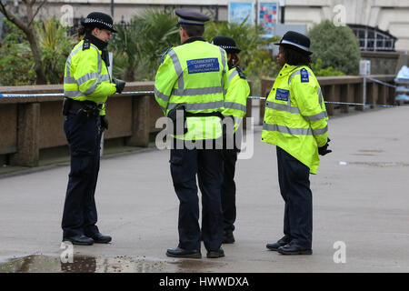 Westminster, London, UK 23 Mar 2017-Polizisten außerhalb St. Thomas Hospital. Scotland Yard hat am 23. März 2017 Polizei bei Razzien über Nacht in Birmingham London und anderswo im Land nach dem Terroranschlag in Westminister Schlosspark und auf Westminster Bridge am 22. März 2017 verlassen vier Menschen tot, einschließlich des Angreifers und 29 Menschen verletzt, sieben Verhaftungen gemacht haben. Bildnachweis: Dinendra Haria/Alamy Live-Nachrichten Stockfoto