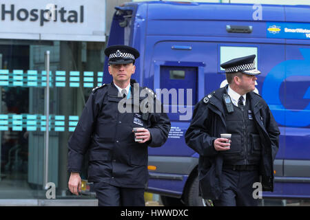 Westminster, London, UK 23 Mar 2017-Polizisten außerhalb St. Thomas Hospital. Scotland Yard hat am 23. März 2017 Polizei bei Razzien über Nacht in Birmingham London und anderswo im Land nach dem Terroranschlag in Westminister Schlosspark und auf Westminster Bridge am 22. März 2017 verlassen vier Menschen tot, einschließlich des Angreifers und 29 Menschen verletzt, sieben Verhaftungen gemacht haben. Bildnachweis: Dinendra Haria/Alamy Live-Nachrichten Stockfoto