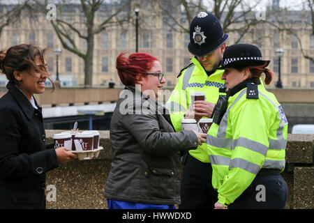 Westminster, London, UK gibt 23 Mar 2017-Mitarbeiter von St. Thomas Hospital heiße Getränke auf die Polizisten. Scotland Yard hat am 23. März 2017 Polizei bei Razzien über Nacht in Birmingham London und anderswo im Land nach dem Terroranschlag in Westminister Schlosspark und auf Westminster Bridge am 22. März 2017 verlassen vier Menschen tot, einschließlich des Angreifers und 29 Menschen verletzt, sieben Verhaftungen gemacht haben. Bildnachweis: Dinendra Haria/Alamy Live-Nachrichten Stockfoto