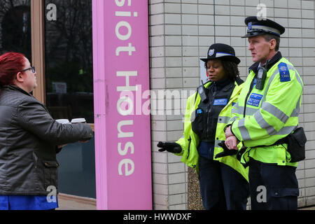 Westminster, London, UK gibt 23 Mar 2017-Mitarbeiter von St. Thomas Hospital heiße Getränke auf die Polizisten. Scotland Yard hat am 23. März 2017 Polizei bei Razzien über Nacht in Birmingham London und anderswo im Land nach dem Terroranschlag in Westminister Schlosspark und auf Westminster Bridge am 22. März 2017 verlassen vier Menschen tot, einschließlich des Angreifers und 29 Menschen verletzt, sieben Verhaftungen gemacht haben. Bildnachweis: Dinendra Haria/Alamy Live-Nachrichten Stockfoto