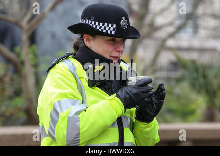 Westminster, London, UK 23. März 2017 Polizistin mit einem heißen Getränk. Scotland Yard hat am 23. März 2017 Polizei bei Razzien über Nacht in Birmingham London und anderswo im Land nach dem Terroranschlag in Westminister Schlosspark und auf Westminster Bridge am 22. März 2017 verlassen vier Menschen tot, einschließlich des Angreifers und 29 Menschen verletzt, sieben Verhaftungen gemacht haben. Bildnachweis: Dinendra Haria/Alamy Live-Nachrichten Stockfoto