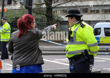 Westminster, London, UK gibt 23 Mar 2017-Mitarbeiter von St. Thomas Hospital heiße Getränke auf die Polizisten. Scotland Yard hat am 23. März 2017 Polizei bei Razzien über Nacht in Birmingham London und anderswo im Land nach dem Terroranschlag in Westminister Schlosspark und auf Westminster Bridge am 22. März 2017 verlassen vier Menschen tot, einschließlich des Angreifers und 29 Menschen verletzt, sieben Verhaftungen gemacht haben. Bildnachweis: Dinendra Haria/Alamy Live-Nachrichten Stockfoto