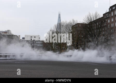 London, UK. 23. März 2017. "Ich versuche, die Natur sprechen lassen" von Fujiko Nakaya, eine interaktive, immersive Nebel Skulptur, derzeit auf dem Display in der Tate Modern. Das Kunstwerk ist Teil des zweiwöchigen BMW "Zehn Tage, sechs Nächte" Ereignis. Bildnachweis: Stephen Chung/Alamy Live-Nachrichten Stockfoto