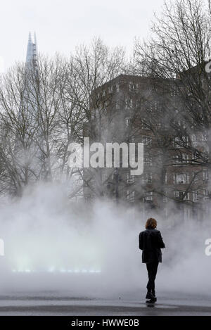 London, UK. 23. März 2017. Mitglieder der Öffentlichkeit Freude am Umgang mit "versuche ich, die Natur sprechen lassen" von Fujiko Nakaya, eine interaktive, immersive Nebel Skulptur, derzeit auf dem Display in der Tate Modern. Das Kunstwerk ist Teil des zweiwöchigen BMW "Zehn Tage, sechs Nächte" Ereignis. Bildnachweis: Stephen Chung/Alamy Live-Nachrichten Stockfoto