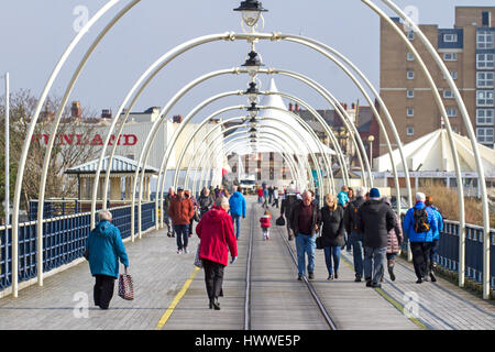 Sonniger Tag in Southport, Merseyside. Großbritannien Wetter.  23. März 2017.  Menschen genießen Sie die Sonne bei einem Spaziergang auf Southport Pier an der Nordwestküste in Merseyside.  Southport Pier ist ein Denkmalgeschütztes Gebäude in Southport, Merseyside, England. Auf 1.216 Yards, es ist das zweite längste in Großbritannien nach Southend Pier. Es wurde im Grade II am 18. August 1975 aufgenommen.  Bildnachweis: Cernan Elias/Alamy Live-Nachrichten Stockfoto