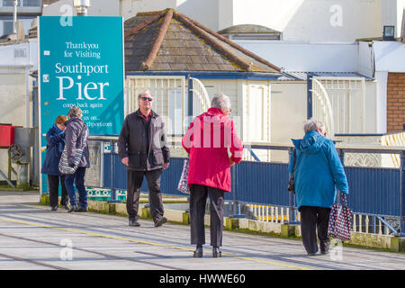 Sonniger Tag in Southport, Merseyside. Großbritannien Wetter.  23. März 2017.  Menschen genießen Sie die Sonne bei einem Spaziergang auf Southport Pier an der Nordwestküste in Merseyside.  Southport Pier ist ein Denkmalgeschütztes Gebäude in Southport, Merseyside, England. Auf 1.216 Yards, es ist das zweite längste in Großbritannien nach Southend Pier. Es wurde im Grade II am 18. August 1975 aufgenommen.  Bildnachweis: Cernan Elias/Alamy Live-Nachrichten Stockfoto