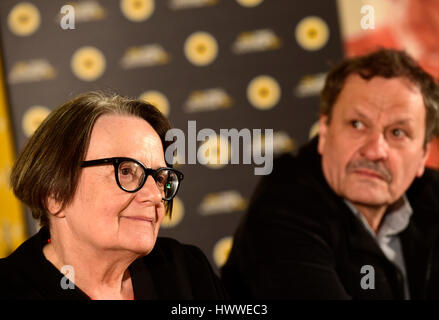 Prag, Tschechische Republik. 23. März 2017. Der polnische Regisseur Agnieszka Holland (links) besucht eine Pressekonferenz nach der Vorführung ihres Films Spoor, die das 24. internationale Filmfestival Febiofest, in Prag, Tschechische Republik, 23. März 2017 beginnen. Im Bild rechts tschechischen Schauspielers Miroslav Krobot. Bildnachweis: Roman Vondrous/CTK Foto/Alamy Live-Nachrichten Stockfoto