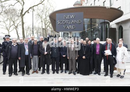 London, UK. 23. März 2017. Alle religiösen Führern geben Anweisung außerhalb New Scotland Yard. London-UK-Credit: Dpa/Alamy Live-Nachrichten Stockfoto