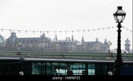 London, UK. 23. März 2017. Polizisten patrouillieren am 23. März 2017 über die blockierte Westminster Bridge in der Nähe von Houses of Parliament in London, Großbritannien. Bildnachweis: Han Yan/Xinhua/Alamy Live-Nachrichten Stockfoto