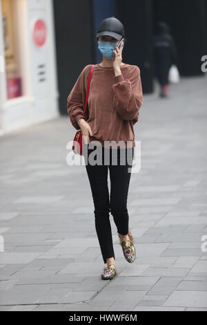 Beijin, Beijin, China. 23. März 2017.  Eine Küken Mädchen Spaziergänge entlang der Straße in Sanlitun, Peking Modezentrum, 23. März 2017. Bildnachweis: SIPA Asien/ZUMA Draht/Alamy Live-Nachrichten Stockfoto