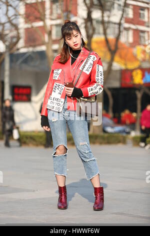 Beijin, Beijin, China. 23. März 2017.  Eine Küken Mädchen Spaziergänge entlang der Straße in Sanlitun, Peking Modezentrum, 23. März 2017. Bildnachweis: SIPA Asien/ZUMA Draht/Alamy Live-Nachrichten Stockfoto
