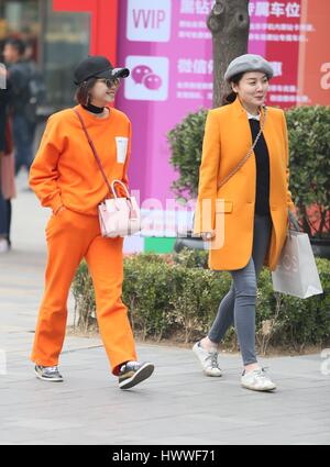 Beijin, Beijin, China. 23. März 2017.  Zwei Küken Mädchen Fuß entlang der Straße in Sanlitun, Peking Modezentrum, 23. März 2017. Bildnachweis: SIPA Asien/ZUMA Draht/Alamy Live-Nachrichten Stockfoto