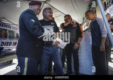 Tijuana, Baja California, Mexiko. 18. März 2017. HECTOR BARAJAS, 40, links, eine Veteran der US 82nd Airborne, Umarmungen Mitbürgerinnen Abgeschobenen Veteran LUIS VARGAS SALAZAR, ein Veteran der US-Marines während einer Feier der Veteranen Service Samstag am Bunker in Tijuana. Im Center rechts BANDIT, der Anführer der Tierarzt Jäger MC Motorradclub, fuhr hinunter von Los Angeles und auf der rechten Seite Mauricio Hernandez, ein US-Marine Veteran der sechs Kampfeinsätzen, ebenfalls deportiert und wohnen in Tijuana.A Sammlung von etwa 20 Veteranen Leben in Tijuana, die Niederlassungen des US Militärs gekämpft und Stockfoto