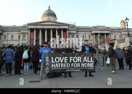 London, UK. 23. März 2017.  Allgemeine Ansicht bei der Candle-Light-Mahnwache für die Opfer von Terror-Anschlag in Trafalgar Square Kredit statt: WFPA/Alamy Live News Stockfoto