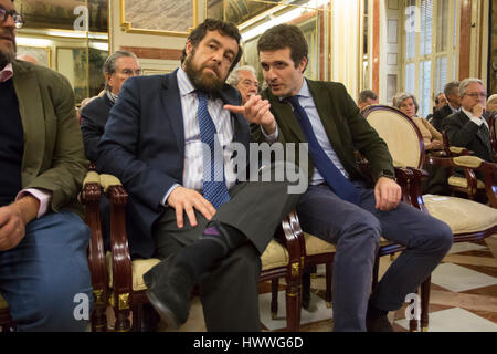 Ciudadanos Miguel Gutierrez (L) und PP Pablo Casado während eine Hommage an den verstorbenen Präsidenten Adolfo Suarez in Madrid, am Donnerstag 23, März 2017. Stockfoto