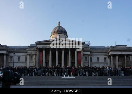 London, UK. 23. März 2017. Der Bürgermeister von London Sadiq Khan Join Menschen Candlelight Vigil in Trafalgar Square Dienstag Messerangriff auf Westminster Bridge und auf dem Gelände des Parlaments am 23. März 2017, London, UK. per Kreditkarte: siehe Li/Alamy Live News Stockfoto