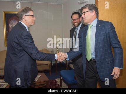 Washington DC, USA. 23. März 2017. US-Energieminister Rick Perry, Recht, grüßt Philanthrop Bill Gates auf dem Department of Energy 23. März 2017 in Washington, DC. Bildnachweis: Planetpix/Alamy Live-Nachrichten Stockfoto