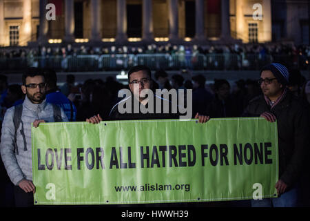 London, UK. 23. März 2017. Mitglieder der muslimischen Bevölkerung Großbritanniens mit einem Banner lesen "Liebe für alle Hass für None" auf dem Trafalgar Square nach der Mahnwache für die Opfer des Terrors der gestrigen Angriff auf Westminster Bridge und der Palace of Westminster. Bildnachweis: Mark Kerrison/Alamy Live-Nachrichten Stockfoto