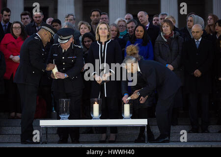 London, UK. 23. März 2017. Craig Mackey, handeln Kommissar der Metropolitan Police, Amber Rudd MP, Innenminister und Sadiq Khan, Bürgermeister von London, Licht Kerzen auf dem Trafalgar Square zu Ehren der Opfer des Terrors der gestrigen Angriff auf Westminster Bridge und der Palace of Westminster. Bildnachweis: Mark Kerrison/Alamy Live-Nachrichten Stockfoto