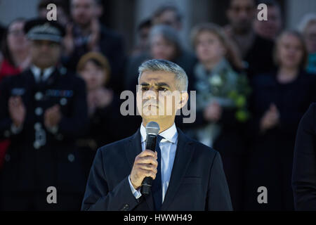 London, UK. 23. März 2017. Sadiq Khan, Bürgermeister von London, Adressen der Vigil auf dem Trafalgar Square für die Opfer des Terrors der gestrigen auf Westminster Bridge und der Palace of Westminster Angriffe. Bildnachweis: Mark Kerrison/Alamy Live-Nachrichten Stockfoto