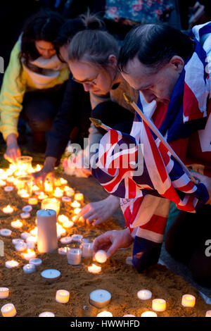 London, UK. 23. März 2017. Trafalgar Square. Mahnwache für die Opfer des 22. März 2017 Westminster Terror-Anschlag Credit: Jenny Matthews/Alamy Live News Stockfoto