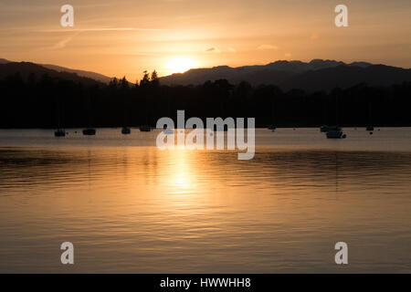 Wasser, Kopf, Lake Windermere Cumbria, Vereinigtes Königreich. 23. März 2017. Sonnenuntergang über Lake Windermere Credit Frühling: David Billinge/Alamy Live-Nachrichten Stockfoto