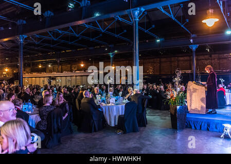 York, UK. 23. März 2017. Janet Straße-Porter CBE, Englisch Berühmtheit, Medien-Persönlichkeit, Journalist und Sender und aktuellen Moderator wenn ITV Loose Women, richtet sich an Mitglieder von York und North Yorkshire Chamber Of Commerce in ihrer jährlichen Dinner. Die Veranstaltung fand in der National Railway Museum und Ms Street-Porter sprach offen einem verpackten Publikum von Business-Männer und Frauen, Erinnerungen an ihre Erlebnisse und Gliederung ihrer Vision für Jahr100, eine Kampagne, die Gesellschaft zu 100 gesunde Jahre Leben vorbereiten soll. Foto Bailey-Cooper Fotografie/Alamy Live-Nachrichten Stockfoto