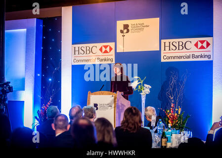 York, UK. 23. März 2017. Janet Straße-Porter CBE, Englisch Berühmtheit, Medien-Persönlichkeit, Journalist und Sender und aktuellen Moderator wenn ITV Loose Women, richtet sich an Mitglieder von York und North Yorkshire Chamber Of Commerce in ihrer jährlichen Dinner. Die Veranstaltung fand in der National Railway Museum und Ms Street-Porter sprach offen einem verpackten Publikum von Business-Männer und Frauen, Erinnerungen an ihre Erlebnisse und Gliederung ihrer Vision für Jahr100, eine Kampagne, die Gesellschaft zu 100 gesunde Jahre Leben vorbereiten soll. Foto Bailey-Cooper Fotografie/Alamy Live-Nachrichten Stockfoto