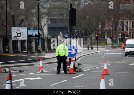 London, UK, 22. März 2017 steht eine bewaffnete Polizisten Wache in der Nähe von Westminster Bridge und der Houses of Parlament London. Nach den terroristischen Angriff Credit: Elena Rostunova/Alamy Live News Stockfoto