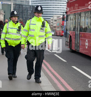 London, UK, 22. März 2017 steht eine bewaffnete Polizisten Wache in der Nähe von Westminster Bridge und der Houses of Parlament London. Nach den terroristischen Angriff Credit: Elena Rostunova/Alamy Live News Stockfoto