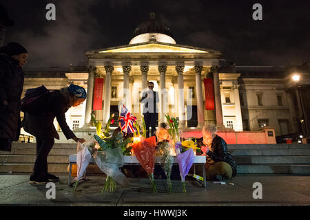 London, UK. 23. März 2017. Trafalgar Square Vigil, Menschen Tribut zollen getöteten und verletzten während des Angriffs von Westminster Credit: Brendan Bell/Alamy Live News Stockfoto