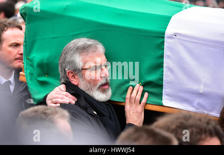 Derry, Nordirland. 23. März 2017. Gerry Adams trägt den Sarg seines Freundes und Kameraden Martin McGuinness in Derry: Mark Winter/Alamy Live News Stockfoto