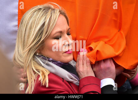 Derry, Nordirland. 23. März 2017. Die Überreste der Sinn Féins Martin McGuinness in Derry trägt Trauer Sinn Féin Führer Michelle O'Neill: Mark Winter/Alamy Live News Stockfoto