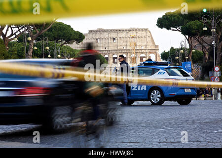 Rom, Italien. 23. März 2017. Absperrungen und Polizei sind vor dem Kolosseum in Rom, Italien, 23. März 2017 gesehen. Der EU-27 Staats-und Regierungschefs treffen sich am Samstag in Rom zum 60. Jahrestag des Vertrags von Rom. Bildnachweis: Jin Yu/Xinhua/Alamy Live-Nachrichten Stockfoto