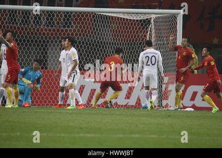 Changsha, Changsha, China. 23. März 2017. Changsha, CHINA-März 23 2017: (nur zur redaktionellen Verwendung. CHINA HERAUS). Chinas nationale Fußballmannschaft besiegt Südkorea bei 2018 Asien-Zone World Cup Qualifier in Changsha, Zentral-China Provinz Hunan, 23. März 2017. Chinesische vorwärts Yu Dabao leitete in der Wang Yongpo-Ecke in der 34. Minute nach China den ersten Sieg in sechs Spielen in der dritten Phase der Asien-Zone Welt Cup Qualifikation geben. Chinas Hoffnung für die WM 2018 zu qualifizieren hat neu entfacht wurde, wie italienischen Trainer Marcello Lippi Team Dragon zu einem 1: 0-Heimsieg in Changsha geführt. (Kredit Im Stockfoto