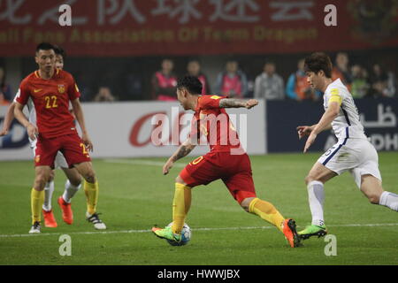 Changsha, Changsha, China. 23. März 2017. Changsha, CHINA-März 23 2017: (nur zur redaktionellen Verwendung. CHINA HERAUS). Chinas nationale Fußballmannschaft besiegt Südkorea bei 2018 Asien-Zone World Cup Qualifier in Changsha, Zentral-China Provinz Hunan, 23. März 2017. Chinesische vorwärts Yu Dabao leitete in der Wang Yongpo-Ecke in der 34. Minute nach China den ersten Sieg in sechs Spielen in der dritten Phase der Asien-Zone Welt Cup Qualifikation geben. Chinas Hoffnung für die WM 2018 zu qualifizieren hat neu entfacht wurde, wie italienischen Trainer Marcello Lippi Team Dragon zu einem 1: 0-Heimsieg in Changsha geführt. (Kredit Im Stockfoto