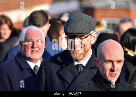 Derry, Nordirland. 23. März 2017. Sinn Feins John O'Dowd bei der Beerdigung des ehemaligen Führers und stellvertretender erster minister Martin McGuinness in Derry: Mark Winter/Alamy Live News Stockfoto