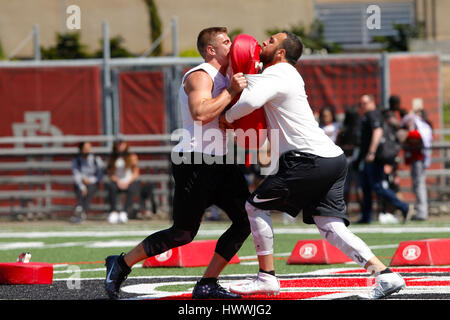 San Diego, Kalifornien, USA. 23. März 2017. Spieler durchlaufen mehrere Bohrer an SDSU Pro Tag vor NFL-Scouts. Bildnachweis: Nelvin C. Cepeda/San Diego Union-Tribune/ZUMA Draht/Alamy Live-Nachrichten Stockfoto