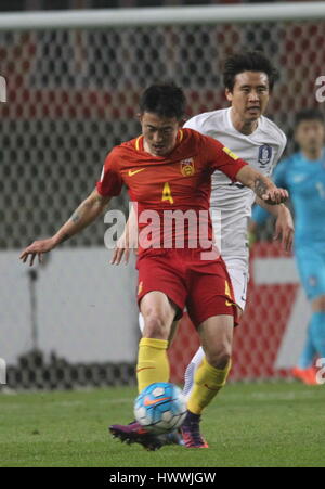 Changsha, Changsha, China. 23. März 2017. Changsha, CHINA-März 23 2017: (nur zur redaktionellen Verwendung. CHINA HERAUS). Chinas nationale Fußballmannschaft besiegt Südkorea bei 2018 Asien-Zone World Cup Qualifier in Changsha, Zentral-China Provinz Hunan, 23. März 2017. Chinesische vorwärts Yu Dabao leitete in der Wang Yongpo-Ecke in der 34. Minute nach China den ersten Sieg in sechs Spielen in der dritten Phase der Asien-Zone Welt Cup Qualifikation geben. Chinas Hoffnung für die WM 2018 zu qualifizieren hat neu entfacht wurde, wie italienischen Trainer Marcello Lippi Team Dragon zu einem 1: 0-Heimsieg in Changsha geführt. (Kredit Im Stockfoto