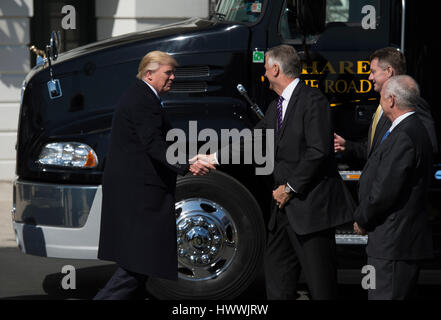 Washington DC, USA. 23. März 2017. Präsident Donald Trump geht raus, um Trucker und CEOs ins Weiße Haus für eine listening Session für das Gesundheitswesen begrüßen zu dürfen. Bildnachweis: Molly Reilly/Pool über CNP MediaPunch Credit: MediaPunch Inc/Alamy Live-Nachrichten Stockfoto