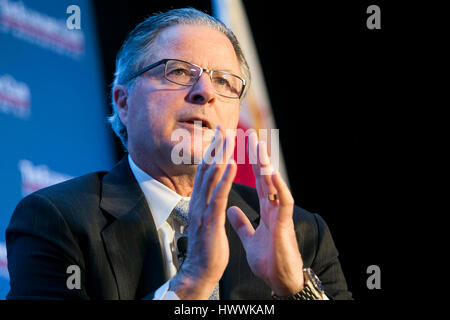 Washington DC, USA. 23. März 2017. John Watson, Chairman und CEO der Chevron Corporation beteiligt sich in einem Interview während einer Veranstaltung der Economic Club of Washington in Washington D.C. am 23. März 2017. Bildnachweis: Kristoffer Tripplaar/Alamy Live-Nachrichten Stockfoto