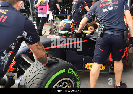 Albert Park, Melbourne, Australien. 24. März 2017. Daniel Ricciardo (AUS) #3 vom Red Bull Racing Team beendet seine Übungsbeispiel zwei an die 2017 Australian Formula One Grand Prix im Albert Park in Melbourne, Australien. Sydney Low/Cal Sport Media/Alamy Live-Nachrichten Stockfoto