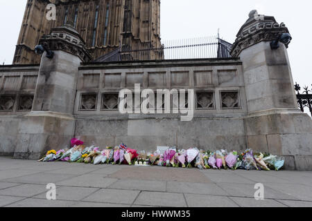 London, UK. 24. März 2017. Blumen liegen außerhalb des Palace of Westminster im Zentrum von London nach dem Terroranschlag am Mittwoch die das Leben von vier unschuldige Opfer forderte. Bildnachweis: Vickie Flores/Alamy Live-Nachrichten Stockfoto