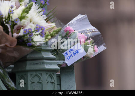 London, UK. 24. März 2017. Blumen liegen außerhalb des Palace of Westminster im Zentrum von London nach dem Terroranschlag am Mittwoch die das Leben von vier unschuldige Opfer forderte. Bildnachweis: Vickie Flores/Alamy Live-Nachrichten Stockfoto