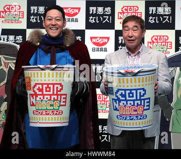 Tokio, Japan. 24. März 2017. Japanischen Komiker Koji Higashino (L) und Karikaturist Yoshikazu Ebisu Teil an der Präsentation der neuen aromatisierten Cup Noodle instant Nudeln in Tokio auf Freitag, 24. März 2017. Japans Nissin Foods Wil Introducel zwei aromatisierte instant-Nudeln "Schweinefleisch Soja Quelle" und "Cremig Meeresfrüchten", die reichen haben schmecken aber niedrigen Kalorien. Kredite: Yoshio Tsunoda/AFLO/Alamy Live-Nachrichten Stockfoto