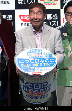 Tokio, Japan. 24. März 2017. Japanische Comiczeichner Yoshikazu Ebisu besucht die Präsentation der neuen aromatisierten Cup Noodle instant Nudeln in Tokio auf Freitag, 24. März 2017. Japans Nissin Foods präsentieren zwei aromatisierte instant-Nudeln "Schweinefleisch Soja Quelle" und "Cremige Meeresfrüchte", die reichen haben schmecken aber niedrigen Kalorien. Kredite: Yoshio Tsunoda/AFLO/Alamy Live-Nachrichten Stockfoto